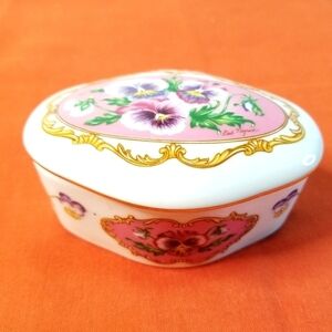 Heritage House Music Box. 1990 Oval Floral Fine Porcelain  . Art by Gail Magram.